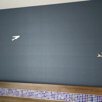 室内の壁にトビウオのレリーフ。五島らしいです。