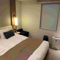 窓ははめ殺しで外の眺望は不明。