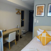 白、オレンジ、青を基調としたシンプルなインテリアで必要充分。