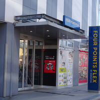 １階はテナントの焼肉店、２階がフロント