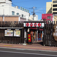 ホテルの正面が大門市場。周囲に飲食店も多く便利。