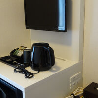 テレビもコンパクト。ベッド枕元に電源が無いので延長コード常備