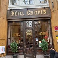 アーケード内にあります。夜間はフロントに開けてもらうこと。