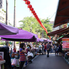 300ｍにわたり露店が並ぶ市