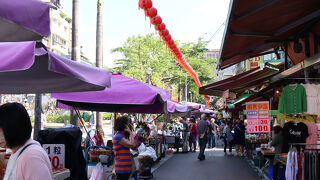 店先を冷やかすだけで楽しい！300mにわたって果物・野菜、肉に魚、総菜やお菓子など、さまざま露店が並ぶ朝市