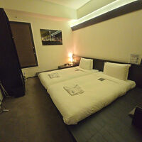 部屋も広いが、足下でスーツケースを広げると、ちょっとしんどい