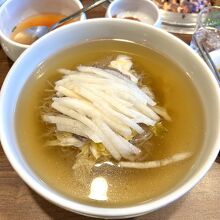 梨、水キムチ、茹で肉薄切がのってます