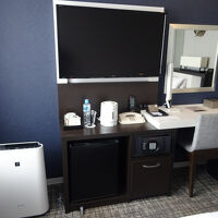 必要なものがコンパクトにまとめられたデスクまわり