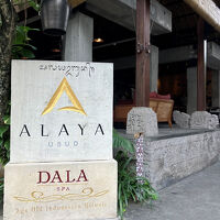 開放的なエントランス