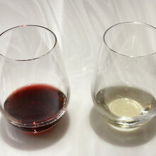 いただいた白ワインと赤ワイン。ラウンジに来るたびに飲んでいる