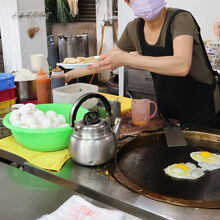 蛋餅（ダンビン）を焼いているところ