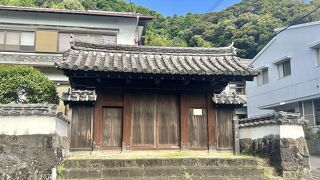 武家屋敷の門のようです