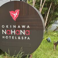 正面玄関を出て左側にコンビニが見えます