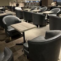 フロント横にズラッと共用ソファ