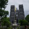 市街地に突如あらわれる大聖堂