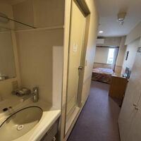 部屋のドアを開けると、すぐに洗面台とクローゼットがあります