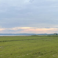 早朝、勝手口から出ると、能取湖のこんな光景が広がっていました