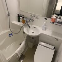 ユニットバスは小さめですが機能は十分