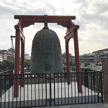 鐘楼に設置されている大きな鐘