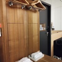 クローゼットにはスプレーやスリッパ