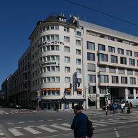 角の部分がホテルの建物で、小規模なホテルです