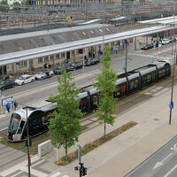 目の前がトラムの電停とバスターミナル