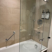 パネルがバスタブの半分しかありません