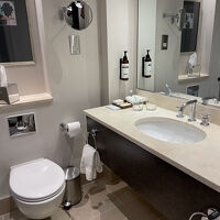 バスルームは狭いです