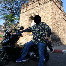 チャーンプアック門をバックにレンタルバイクと共に記念写真