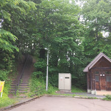 駐車場から展望台への上り口です。右にある小屋はトイレです