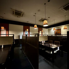 カウンターだけではなく、テーブル席も広い