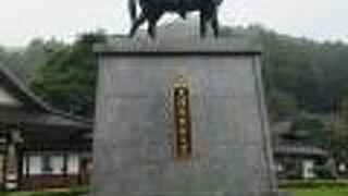 大内弘世公之像