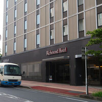 朝に見たホテル外観と成田空港行き無料シャトル・バス