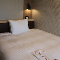 シングル（18平米、禁煙）のお部屋ベッドの枕方向を見た様子。