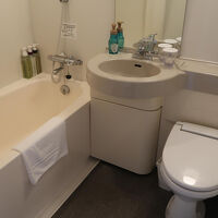 シングルのお部屋の浴室としては広めで使いやすい。ここも清潔。