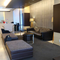 早朝に見たロビー周辺の様子。