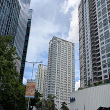 アヤラのルスタン側には高層コンドミニアムが立ち並んでいます。