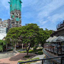 隣接して大きなビルの建設が行われています。