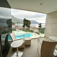 広いベランダで夕陽を見ながら