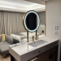 バスルーム手前の洗面台。