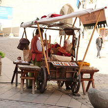 お店の前にもこんな中世屋台？が出ています。