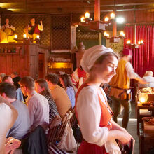 中世衣装のスタッフがサーブしてくれます