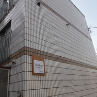 3階建てアパートの1階の最初の部屋が宿