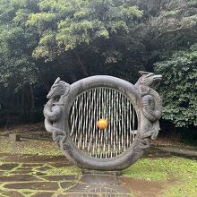 龍のオブジェも