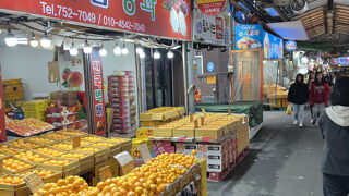 有名な市場　駐車場も近くにありました
