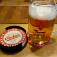 広場を対角に横切り5分歩であり付けます、ブドバータンクビール