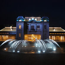 ライトアップされた駅舎