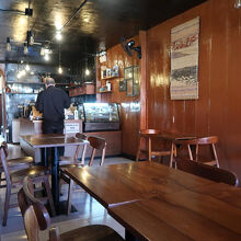 小さいお店ですが、木調のインテリアで落ち着けます。