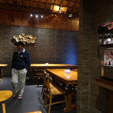 大きめの食堂と言った雰囲気。この後お客が次々やって来ました。