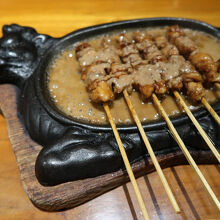 ステーキ用鉄板でサテーを出されたのは初めて。熱々で美味。